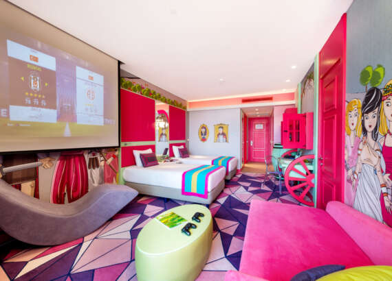 the land of legends deluxe pink room (2)