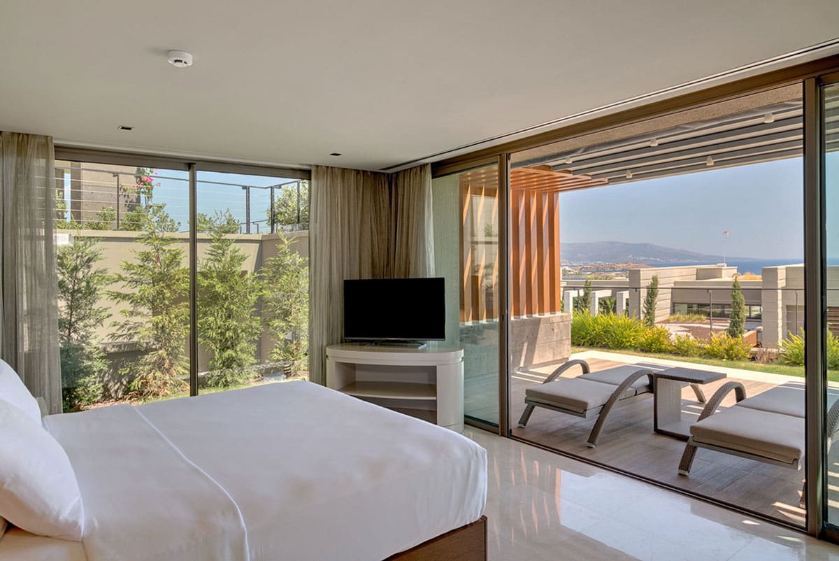 Caresse-Premiere-Residence-Private-Pool-Bedroom1